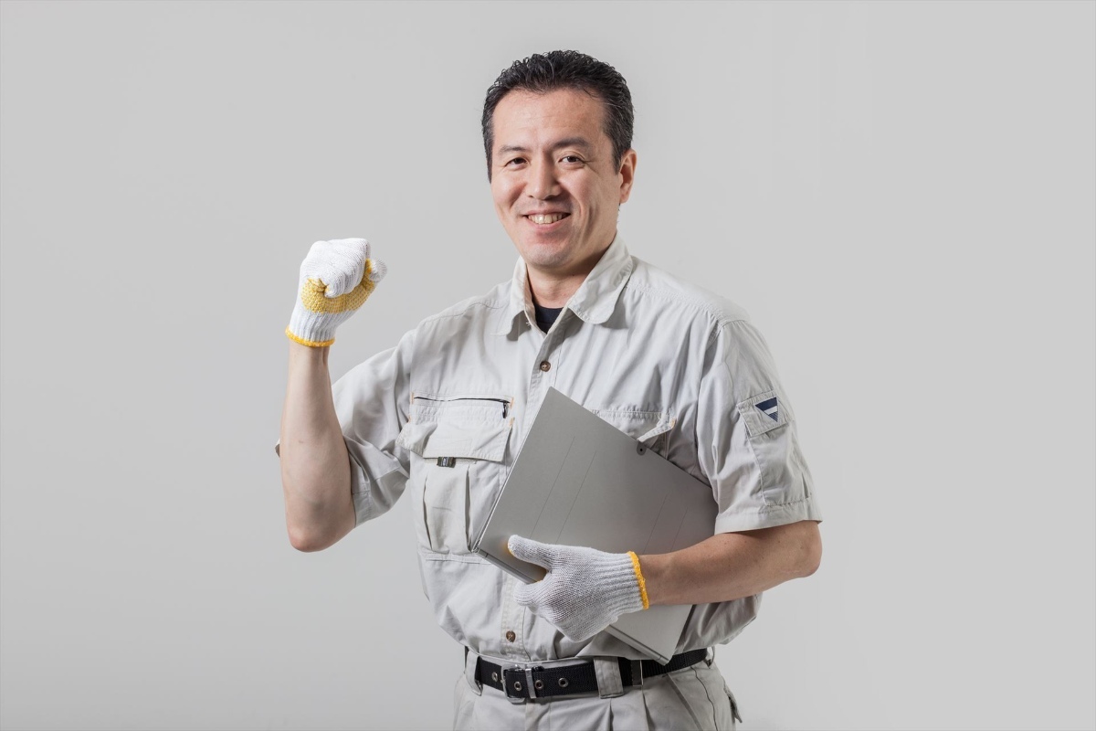 ポーズを決める作業服の男性_R (1)